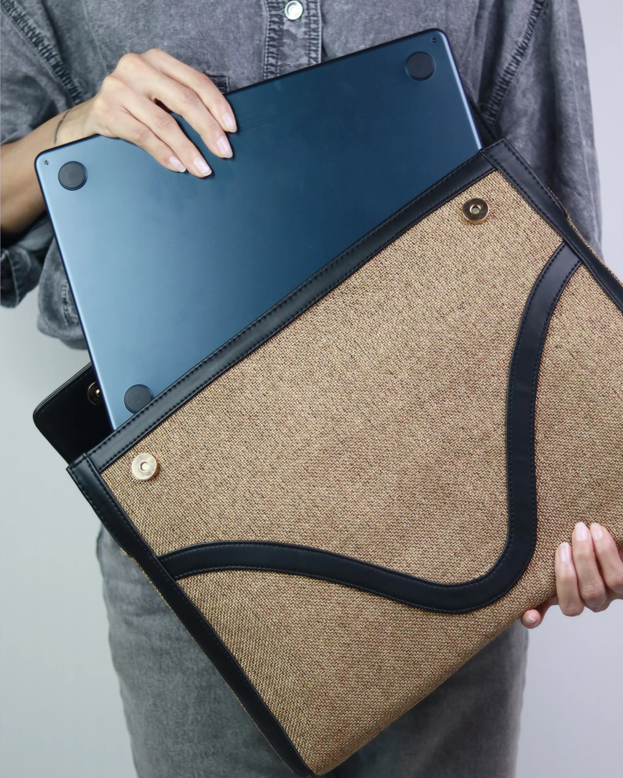 Dark Jute Laptop Sleeve - Image 5